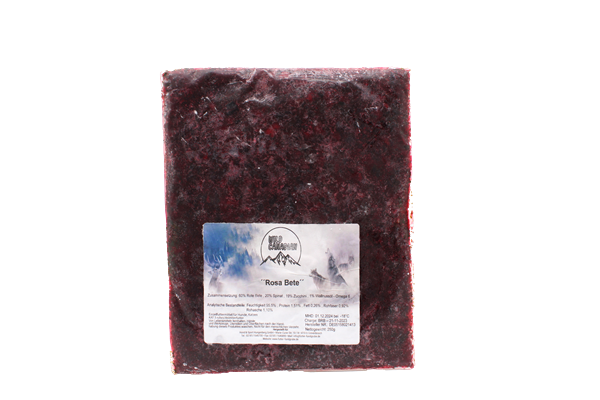 Ein transparenter Kunststoffbeutel mit einer dunkelrot-violetten Füllung aus fein zerkleinertem pflanzlichem Mix ohne sichtbare Stücke.
