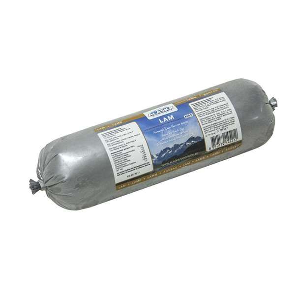 Eine Frostfleischrolle mit silbernem Kunstdarm und der Aufschrift „Lamm“. Verpackt in einem nicht essbaren Kunstdarm. Die Füllung ist nicht sichtbar.