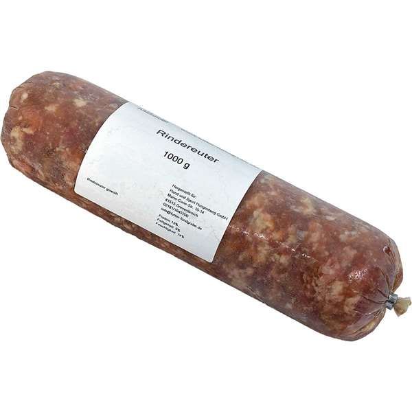 Eine Frostfleischrolle mit weißem Etikett und der Aufschrift „Rindereuter 1000 g“. Verpackt in einem nicht essbaren Kunstdarm. Die Füllung ist mittelfein gewolft und zeigt eine rosafarbene bis rötlich-beige Masse mit zahlreichen hellen Fettanteilen.