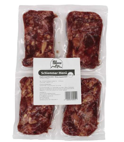 Vier einzeln portionierte Würfel mit der Aufschrift „Schlemmer Menü“ in transparenter Vakuumverpackung. Die Füllung ist grob gewolft und zeigt eine dunkelrote, stark marmorierte Struktur mit sichtbaren Fettstücken und Fleischfasern.