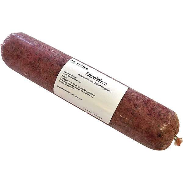 ine Frostfleischrolle mit weißem Etikett und der Aufschrift „Entenfleisch“. Verpackt in einem nicht essbaren Kunstdarm. Die Füllung ist grob bis mittelfein gewolft und zeigt eine dunkelrotbraune Masse mit feinen hellen und dunklen Einschlüssen.