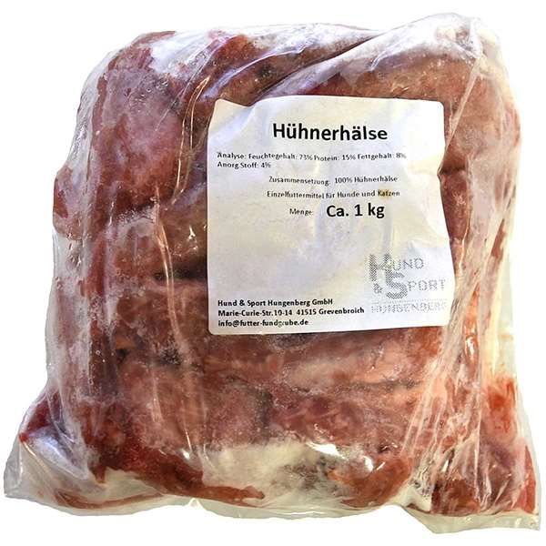 Ein transparenter Kunststoffbeutel mit mehreren rohen Hühnerhälsen. Die Hälse sind rötlich gefärbt, leicht gebogen und teilweise noch mit Haut überzogen. Auf dem Beutel befindet sich ein weißes Etikett mit schwarzer Schrift.