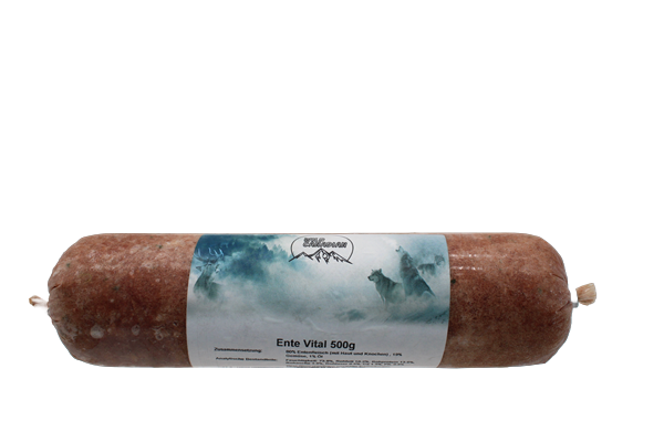 Eine Frostfleischrolle mit weißem Etikett und der Aufschrift „Ente Vital 500g“. Verpackt in einem nicht essbaren Kunstdarm. Die Füllung ist fein gewolft und hat eine rotbraune Farbe mit helleren Einschlüssen.