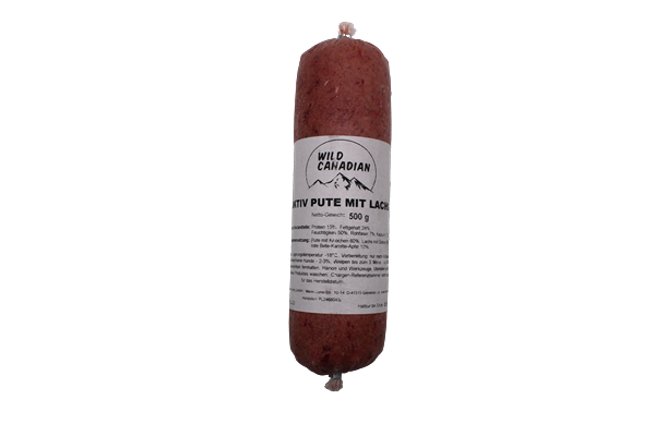 Eine Frostfleischrolle mit weißem Etikett und der Aufschrift „Aktiv Pute mit Lachs“. Verpackt in einem nicht essbaren Kunstdarm. Die Füllung ist fein gewolft und zeigt eine rötlich-rosa Farbe mit vereinzelten sichtbaren Lachs- und Fleischfasern.