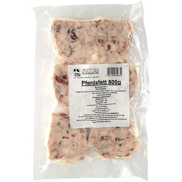 Sechs einzeln portionierte Würfel aus Pferdefett in transparenter Vakuumverpackung. Die Füllung zeigt eine hellen beigen Farbton mit eingelagerten rötlichen Einschlüssen und einer unregelmäßigen, kompakten Struktur.