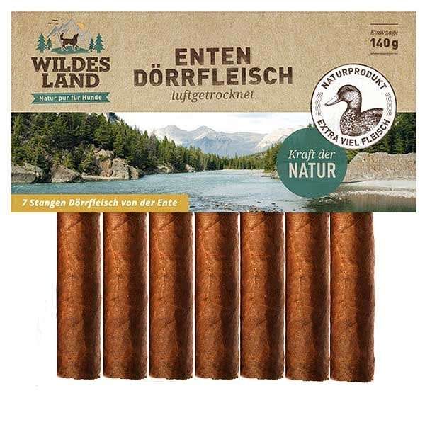 Verpackung mit sieben sichtbaren braunen Stangen luftgetrocknetem Enten-Dörrfleisch für Hunde. Die Oberseite ist von einem Karton mit Naturmotiv und grünen Akzenten verdeckt. Inhalt: 140 g.