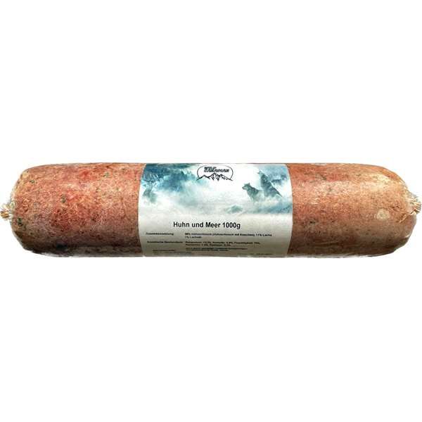 Eine Frostfleischrolle mit weiß-blauem Etikett und der Aufschrift „Huhn und Meer 1000g“. Verpackt in einem nicht essbaren Kunstdarm. Die Füllung ist fein gewolft und zeigt eine lachsrosa Masse mit leicht unregelmäßiger Struktur und kleinen sichtbaren Eins