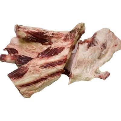 Mehrere rohe Kalbsbrustknochen mit anhaftendem Fleisch und weißem Fett. Die Knochenstücke sind unregelmäßig geformt und liegen lose aufeinander.