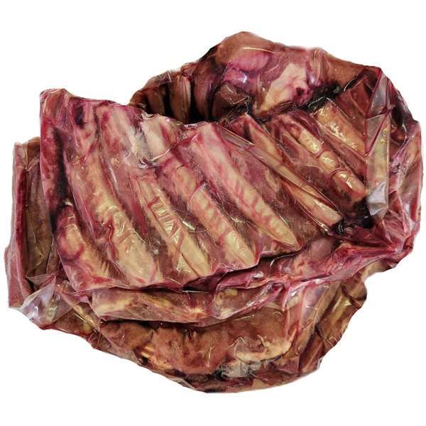 Ein Vakuumbeutel mit mehreren Rehrippen. Die Rippen sind länglich, teilweise mit dunkelroten Fleischresten bedeckt und zeigen hellere Knochenelemente. Die Struktur wirkt unregelmäßig und naturbelassen.