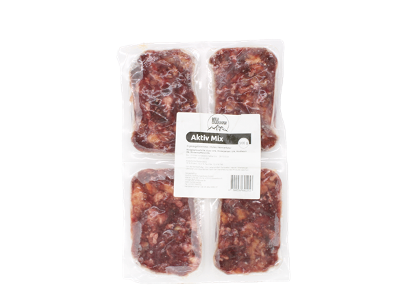 Eine durchsichtige Kunststoffverpackung mit vier rechteckigen Kammern, die jeweils eine Portion gewolftes, rohes Fleisch enthalten. Die Füllung ist rotbraun mit sichtbaren Fett- und Knorpelstückchen. In der Mitte befindet sich ein weißes Etikett mit dem P