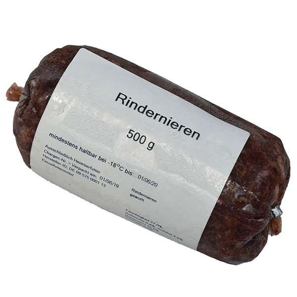 Eine Frostfleischrolle mit weißem Etikett und der Aufschrift „Rindernieren 500 g“. Verpackt in einem nicht essbaren Kunstdarm. Die Füllung ist fein bis mittelfein gewolft und zeigt eine dunkelbraune, leicht glänzende Masse mit wenigen helleren Einschlüsse