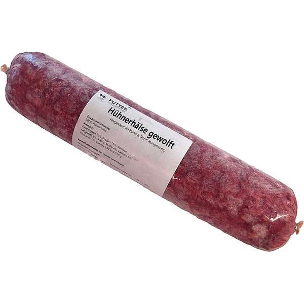 Eine Frostfleischrolle mit weißem Etikett und der Aufschrift „Hühnerhälse gewolft“. Verpackt in einem nicht essbaren Kunstdarm. Die Füllung ist grob gewolft und zeigt eine dunkelrosafarbene, ungleichmäßig strukturierte Masse mit sichtbaren, hellen Einschl