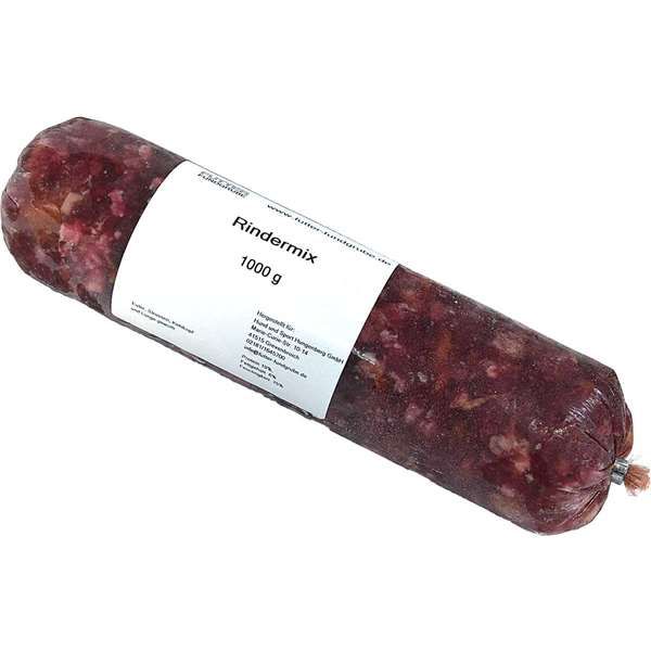 Eine vakuumverpackte Wurstrolle, verpackt in einem nicht essbaren Kunstdarm, liegt quer im Bild. Auf dem weißen Etikett steht „Rindermix – 1000 g“. Die Rolle enthält eine Mischung aus verschiedenen Rinderbestandteilen zur Tierfütterung
