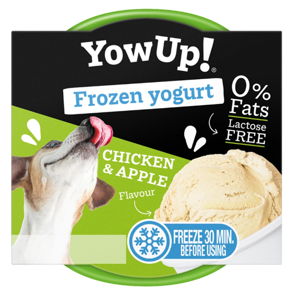 Gefrorener Joghurt-Snack mit Huhn- und Apfelgeschmack. Laktosefrei und fettfrei. Inhalt: 110 g. In runder Kunststoffverpackung mit schwarzem Deckel, grün-schwarzem Etikett, sichtbarem weißem Joghurt und Abbildung eines Hundes.