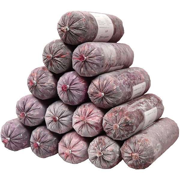 Ein Sparpaket mit fünfzehn aufeinander gestapelten Frostfleischrollen in Pyramidenform. Die Rollen sind in nicht essbarem Kunstdarm verpackt und zeigen eine gefrorene, leicht unregelmäßige Oberfläche mit rötlich-grauer Färbung.