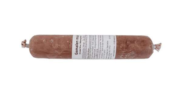 Eine Frostfleischrolle mit weißem Etikett und der Aufschrift „Gemahlen Maus“. Verpackt in einem nicht essbaren Kunstdarm. Die Füllung ist fein gewolft und zeigt eine hellbraune bis rötlich-braune Masse mit leicht unregelmäßiger Struktur.
