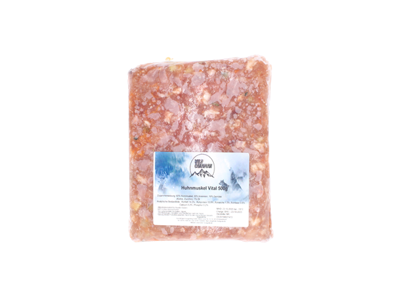 Eine flach eingefrorene Portion mit weiß-blauem Etikett und der Aufschrift „Huhnmuskel Vital 500g“. Verpackt in transparenter Vakuumfolie. Die Füllung ist grob gewolft und zeigt eine hellrosa, leicht unregelmäßige Struktur mit sichtbaren Fleischstücken un