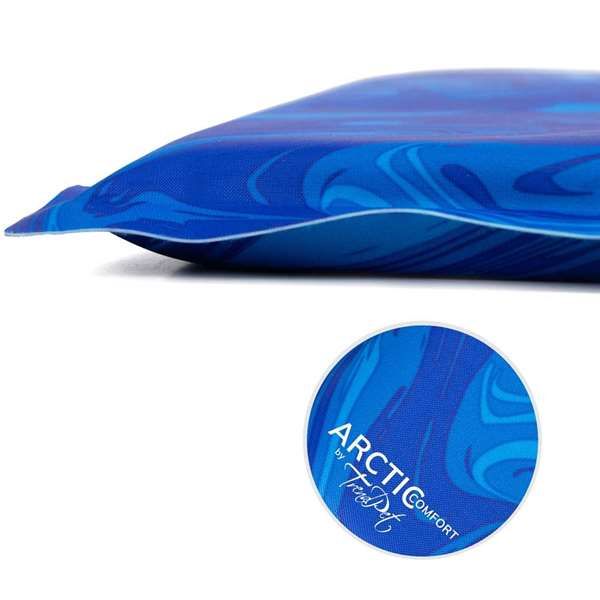 Flache, blau gemusterte Kühlmatte mit abgerundeten Ecken. In der Ecke unten rechts ein runder Ausschnitt mit der Aufschrift „ARCTIC Comfort by TFA Dostmann“, der das Oberflächenmuster vergrößert zeigt.