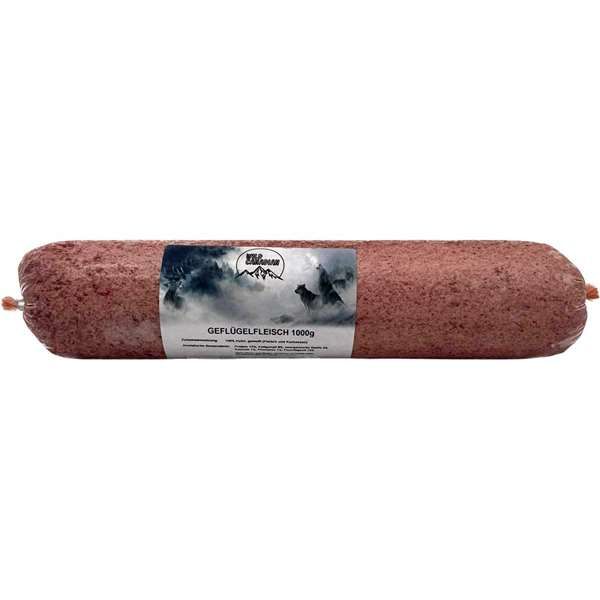 Eine Frostfleischrolle mit einem Etikett, das Berge und Wölfe zeigt sowie die Aufschrift „Geflügelfleisch“ trägt. Verpackt in einem nicht essbaren Kunstdarm. Die Füllung ist fein gewolft und erscheint als hellrosa bis rosarote, gleichmäßige Masse.