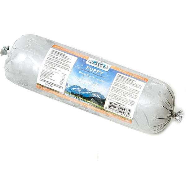Eine Frostfleischrolle mit silbernem Kunstdarm und der Aufschrift „Puppy“. Verpackt in einem nicht essbaren Kunstdarm. Die Füllung ist nicht sichtbar.