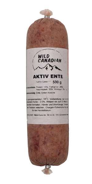 Eine Frostfleischrolle mit weißem Etikett und der Aufschrift „Wild Canadian Aktiv Ente 500 g“. Verpackt in einem nicht essbaren Kunstdarm. Die Füllung ist fein gewolft und erscheint als hellbraune bis rötlich-braune, gleichmäßige Masse.