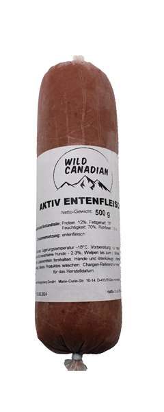 Eine Frostfleischrolle mit weißem Etikett und der Aufschrift „Wild Canadian Aktiv Entenfleisch 500 g“. Verpackt in einem nicht essbaren Kunstdarm. Die Füllung ist fein gewolft und erscheint als gleichmäßige, rötlich-braune Masse ohne Knochenstücke.