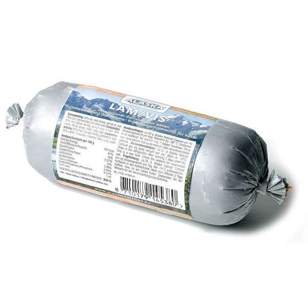 Eine einzelne Frostfleischrolle in grauem Kunstdarm mit abgebundenen Enden. Auf dem Etikett steht zentral der Schriftzug „Lamm/Fisch“.