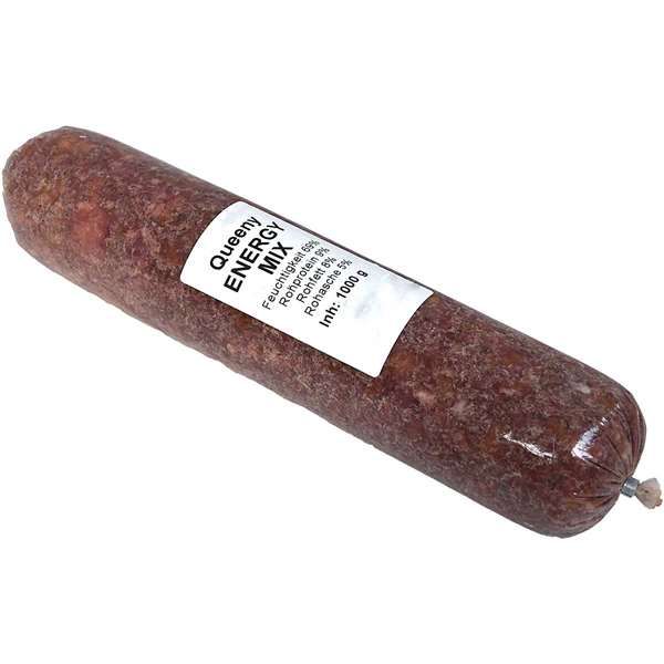 Eine Frostfleischrolle mit weißem Etikett und der Aufschrift „Queeny ENERGY MIX“. Verpackt in einem nicht essbaren Kunstdarm. Die Füllung ist fein gewolft und zeigt eine dunkelrosa bis bräunliche, leicht unregelmäßige Masse mit sichtbaren Fett- und Fleisc