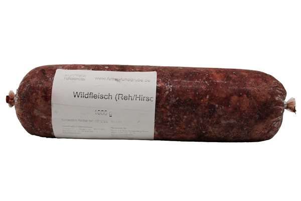 Eine Frostfleischrolle mit weißem Etikett und der Aufschrift „Wildfleisch (Reh/Hirsch)“. Verpackt in einem nicht essbaren Kunstdarm. Die Füllung ist grob gewolft und zeigt eine dunkelrote bis braunrote Masse mit sichtbaren Fleisch- und Fettanteilen.